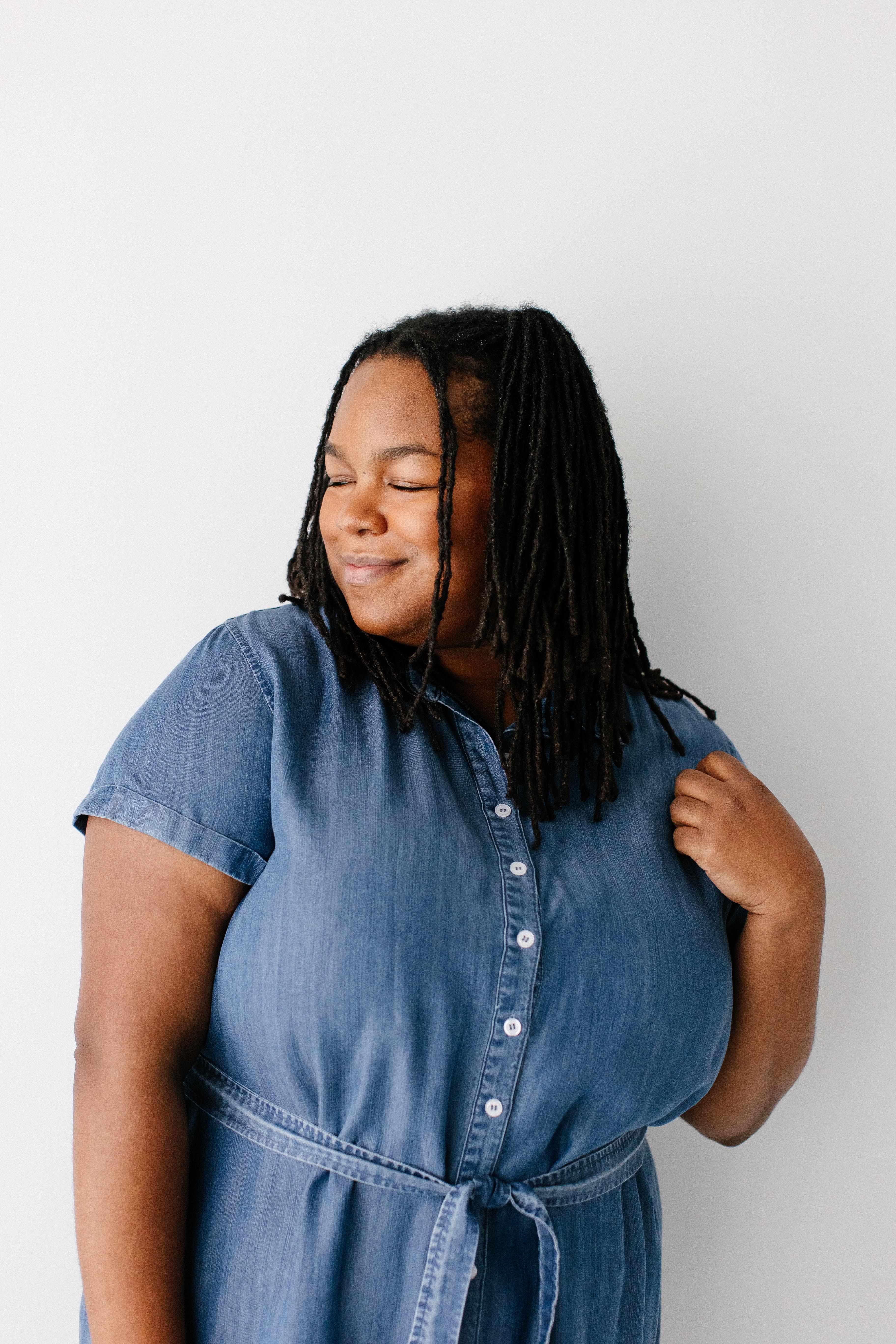 Evelyn Chambray Button Down Midi Dress - Image 12