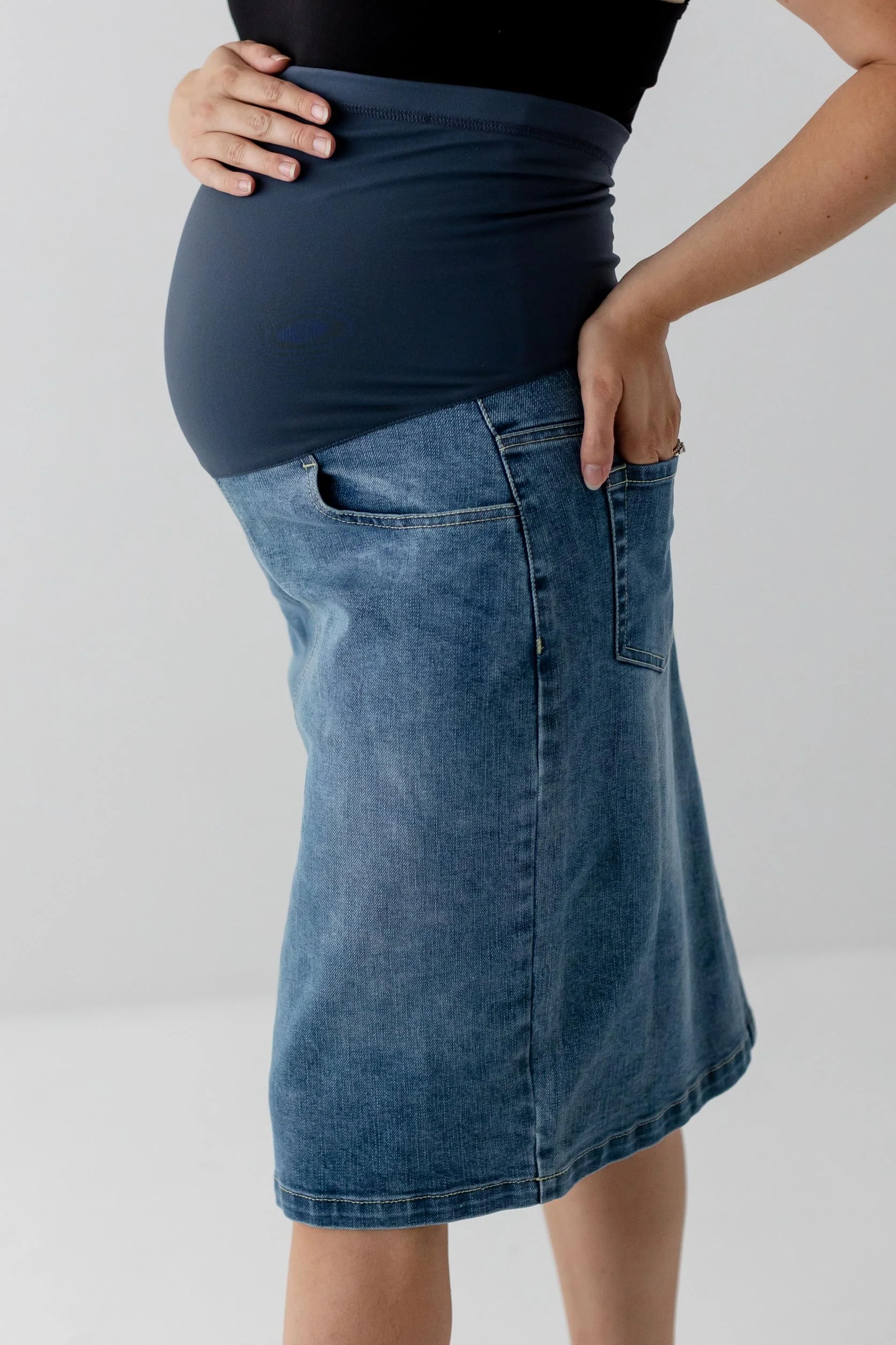 Everlee Stretch Denim Maternity Skirt - Image 3